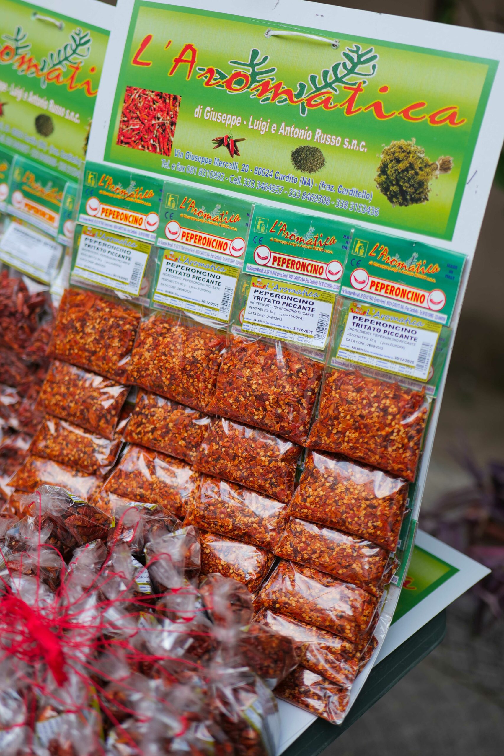 Peperoncino stritolato a pezzi e tritato varie confezioni e varie grandezze ideali sia da vendere al dettaglio che per uso di ristoranti e ristoratori aromatica russo