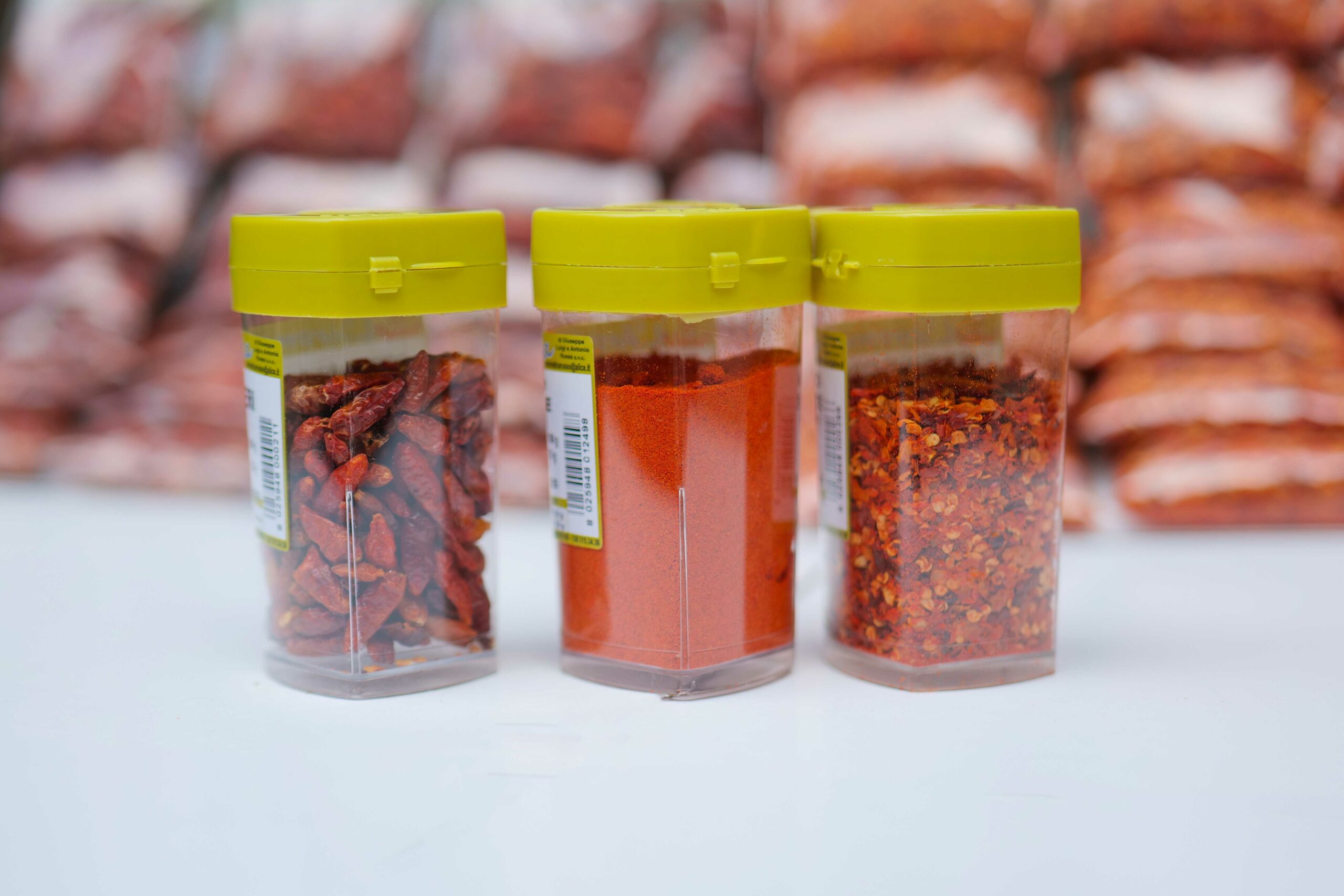 Peperoncino stritolato a pezzi e tritato varie confezioni e varie grandezze ideali sia da vendere al dettaglio che per uso di ristoranti e ristoratori aromatica russo
